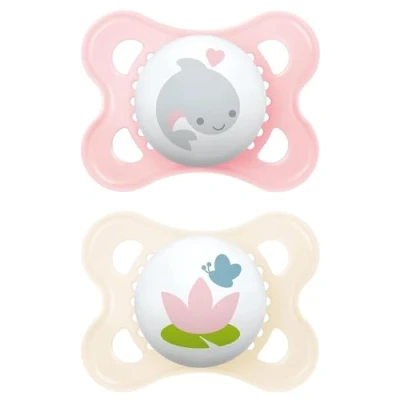 Abbildung von MAM Original Schnuller im 2er Set, zahnfreundlicher Baby aus nachhaltigen &amp; bio erneuerbaren Materialien, Sauger SkinSoft Silikon, mit Schnullerbox, 0 6 Monate, Fisch/Seerose