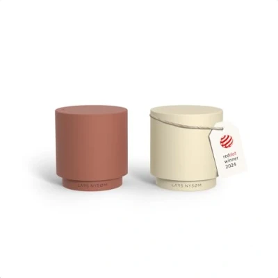 Abbildung von LARS NYSØM Salz und Pfefferstreuer Set Edelstahl Salzstreuer, Minimalistisches Design Gewürzstreuer, leicht nachfüllbar (Red/Beige)