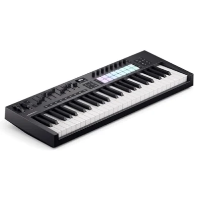 Abbildung von Novation Launchkey 49 [MK4] USB/MIDI Controller Keyboard mit halb gewichteten Tasten und DAW Integration. Akkord /Skalenmodi, 8 Drum Pads Arpeggiator. Inkl. Musikproduktions Software Bundle