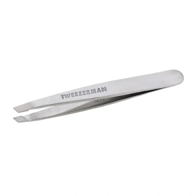 Abbildung von TWEEZERMAN Mini Pinzette (Handgeschliffene Schräge Spitzen, Augenbrauen zupfen, Profi Qualität, Rostfreier Edelstahl), Silber