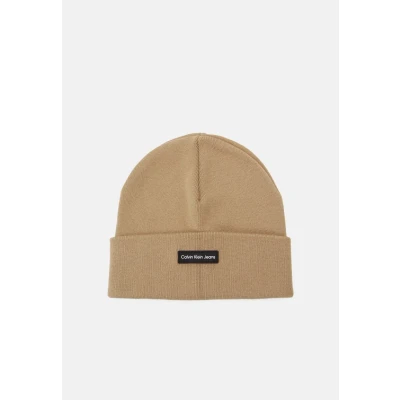 Abbildung von Calvin Klein Jeans Patch Beanie Unisex Mütze, Größe: One Size, Travertine