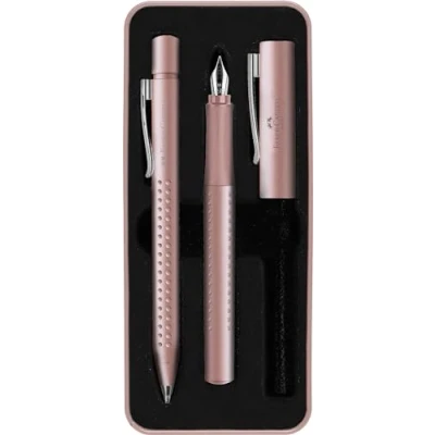 Abbildung von FABER CASTELL 201539 Geschenkset Grip 2011 pale rose, mit Füller M und Kugelschreiber XB, im Metalletui
