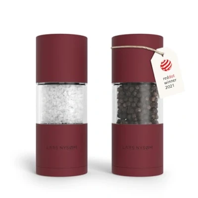 Abbildung von LARS NYSØM Salz und Pfeffer Mühlen Set aus Edelstahl mit einstellbarem Keramik Mahlwerk 2 Stück I Design Gewürzmühlen Manuell (2er Set) (Berry Red)
