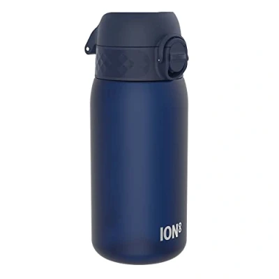 Abbildung von Ion8 Kinder Trinkflasche, 350ml, Auslaufsicher, Einhandöffnung, Sichere Verriegelung, Spülmaschinenfest, BPA frei, Tragegriff, Klappdeckel, Leicht zu Reinigen, Klimaneutral, Marineblau