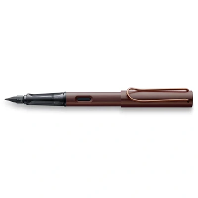 Abbildung von LAMY Lx edler Füllhalter 090 aus leichtem Aluminium in der Farbe marron mit Edelmetallveredelung und schwarz glänzender PVD Stahlfeder, inkl. Tintenpatrone T 10 blau Geschenkverpackung