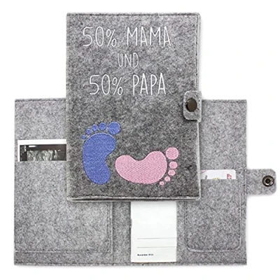 Abbildung von Cozy Racoon Mutterpasshülle aus Filz 50% MAMA und PAPA In Deutschland hergestellt I Mit Innentaschen für Versichertenkarte Ultraschallbilder Persönliches Geschenk Schwangere