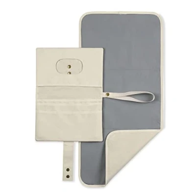 Abbildung von hauck Windeltasche mit Wickelunterlage Change N Walk für Unterwegs, Baby Wickeltasche Organizer, Wickeltetui Schlaufe Kinderwagengriff, Wickelclutch, Abwischbar (Beige)