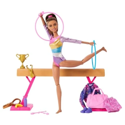 Abbildung von Barbie Turnspaß Spielset über 10 thematisch passenden Teilen für siegreiche Geschichten, bunt schimmernder Gymnastikanzug und Blondes Haar in Pferdeschwanz, Kinder ab 3 Jahren, HRG53
