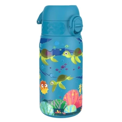 Abbildung von Ion8 Kinder Trinkflasche, Edelstahl 400ml, Auslaufsicher, Einhandöffnung, Sichere Verriegelung, Spülmaschinenfest, Klappdeckel, Tragegriff, Leicht zu Reinigen, Langlebig, Meeresschildkröte Design