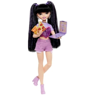Abbildung von Barbie Dream Besties Puppe und Accessoires, bewegliche Renee“ Modepuppe mit langem schwarzem Haar, 11 Teile zum Thema Video Essen, HYC24