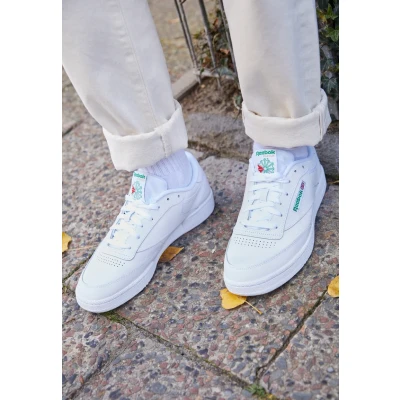 Abbildung von Reebok Classic CLUB C 85 Unisex Sneaker low, Größe: 41, White/green Leder und textil