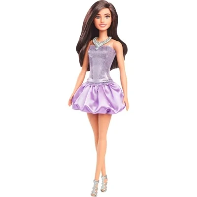 Abbildung von Barbie Fashionistas Puppe Nr. 234 mit braunen Haaren, die ein voluminöses, violettes Kleid Pailletten und einem Satinrock sowie eine silberne Halskette High Heels trägt, HYT92