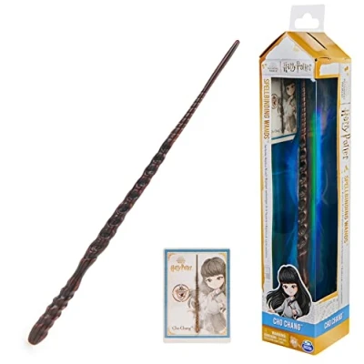 Abbildung von Wizarding World Harry Potter Authentischer Cho Chang Zauberstab aus Kunststoff mit Zauberspruch Karte, ca. 30,5 cm, Spielzeug für Kinder ab 6 Jahren, Fanartikel