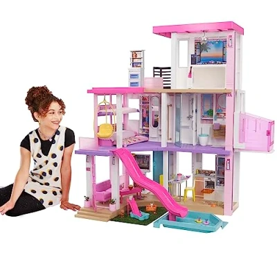 Abbildung von Barbie Dream House (114 cm), 3 stöckiges Puppenhaus mit Pool, Rutsche, Rollstuhllift, 75+ Zubehörteile, ohne Puppen, als Geschenk für Kinder ab Jahren geeignet, GRG93