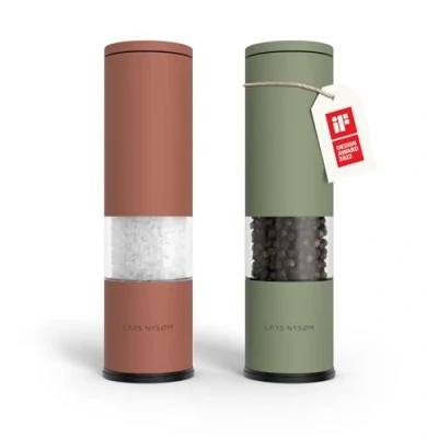 Abbildung von LARS NYSØM Salz und Pfeffer Mühle 2er Set Manuell mit einstellbarem Keramik Mahlwerk von grob bis fein I Design Gewürzmühlenset (2 Stück) (Red/Green)