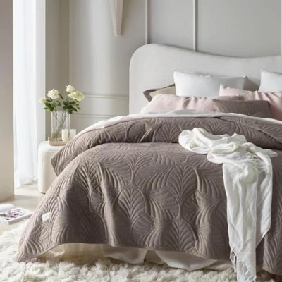 Abbildung von ROOM99 Feel Elegante Tagesdecke in Braun 240 x 260 cm Vielseitige Wohndecke als Bettüberwurf oder Sofaüberwurf Überwurfdecke für Bett und Sofa Steppdecke Stil Ideal Bedspread Velvet Samt