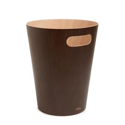 Abbildung von Umbra Woodrow Abfalleimer Zweifarbiger Holz Papierkorb für Büro, Badezimmer, Wohnzimmer und Mehr, 7,5l Fassungsvermögen, Natur / Espresso, Medium