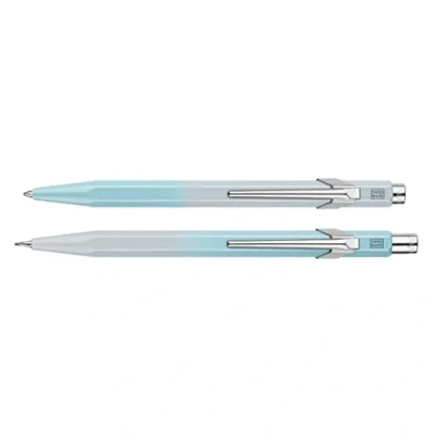 Abbildung von Caran d’Ache Set 849 Kugelschreiber und Minenhalter in der Farbe Blue Lagoon, Sonderedition, 8490.704