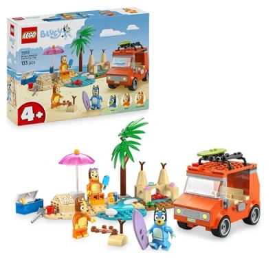 Abbildung von LEGO Bluey: Blueys Strandausflug Spielzeug mit 3 Minifiguren inkl. Bingo &amp; Chilli, Plus 2 Surfbretter, Sandburg lustiges Zubehör Geschenk zum Geburtstag für Mädchen Jungen ab 4 Jahren 11202