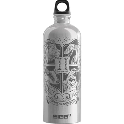 Abbildung von SIGG Alu Trinkflasche Traveller Hogwarts Harry Potter Klimaneutral Zertifiziert Für Kohlensäurehaltige Getränke Geeignet Auslaufsicher Federleicht BPA frei Outdoor 1L