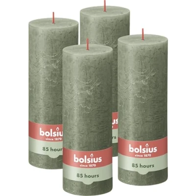 Abbildung von Bolsius Rustik Stumpenkerzen Olivengrün 4 Stück 19 x 7 cm Länge Brenndauer 85 Stunden Unparfümierte Natürliches Pflanzenwachs Ohne Palmöl, Dunkelgrün