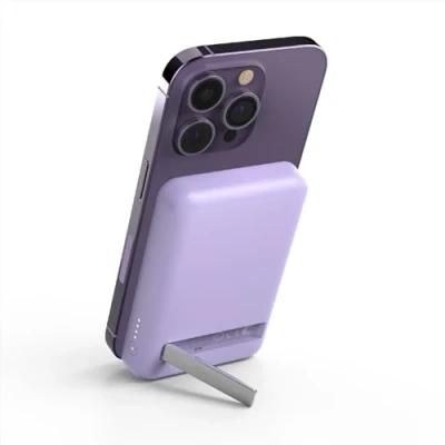 Abbildung von Belkin magnetische 5000 mAh Powerbank, externer Handy Akku, kompatibel mit MagSafe, Passthrough Ladefunktion und Ständer, 7,5 W Ausgang, 10 Eingang, iPhone 16/iPhone 15 Lila