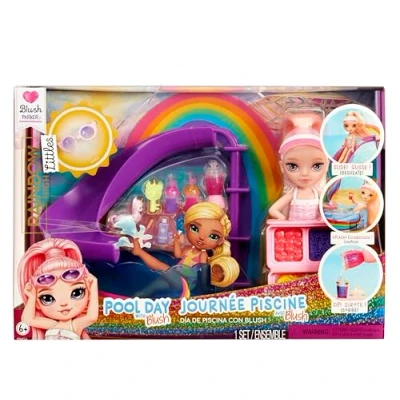 Abbildung von Rainbow High Littles Pool Day mit Blush Spielset Einer Kleinen 14 cm Rosa Puppe, Regenbogenrutsche, Zubehör, Smoothie Stand, für Kinder ab 4 Jahren