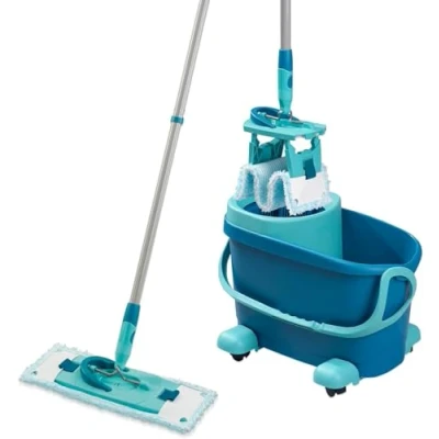 Abbildung von Leifheit Set Clean Twist M Flachwischer Ergo 2.0 mit Rollen, Bodenwischer Supersoft Bezug für nebelfeuchte Reinigung auf Parkett, Laminat &amp; Echtholz, Mop Click System und Schleudertechnologie