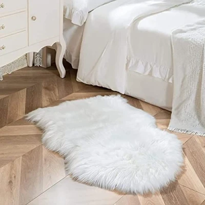 Abbildung von HEQUN Faux Lammfell Schaffell Teppich Kunstfell Dekofell Lammfellimitat Longhair Fell Nachahmung Wolle Bettvorleger Sofa Matte (60 x 90 cm, Weiß)