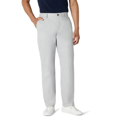 Abbildung von Amazon Essentials Herren Knitterfreie Flatfront Chinohose mit klassischer Schnitt (erhältlich in Big &amp; Tall), Hellgrau, 28W / 28L