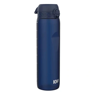 Abbildung von Ion8 1 Liter Trinkflasche, 1000ml, Auslaufsicher, Einhandöffnung, Sichere Verriegelung, Spülmaschinenfest, BPA frei, Tragegriff, Leicht zu Reinigen, Ideal für Sport und Fitnessstudio, Navy