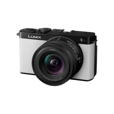 Abbildung von Panasonic Lumix DC S9NE K Spiegellose Vollformatkamera, Open Gate Vlogging, 24,2 MP, 6K/4K, 779 Punkt PDAF, Bildstabilisierung, LUT, 180 Flex. Monitor, 5 GHz WLAN, Schwarz, mit Objektiv S R1840E.