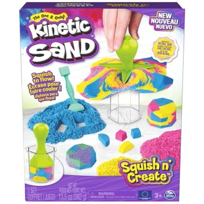 Abbildung von Kinetic Sand Squish N&#039; Create Set mit 382 g original magischem kinetischem aus Schweden in DREI Farben und 5 Werkzeugen für kreatives Indoor Sandspiel, ab 3 Jahren