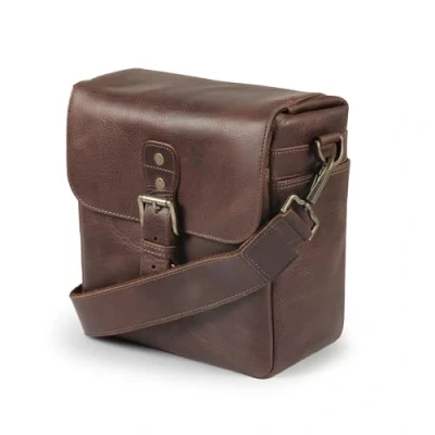 Abbildung von MegaGear MG1329 Torres Mini Kameratasche Kuriertasche aus echtem Leder für Spiegellose, Sofortbild und DSLR Kameras, Braun