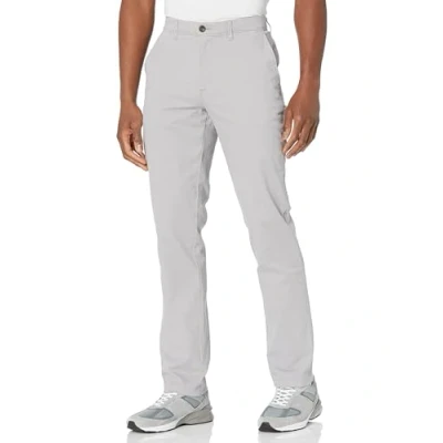 Abbildung von Amazon Essentials Herren Legere Stretch Chinohose in sportlicher Passform (in Übergröße erhältlich), Grau, 30W / 32L