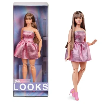 Abbildung von Barbie Looks Puppe, Sammelfigur Nr. 24 mit braunen Haaren und moderner Y2K Mode, schimmerndes trägerloses Kleid Peeptoe High Heels, HRM16