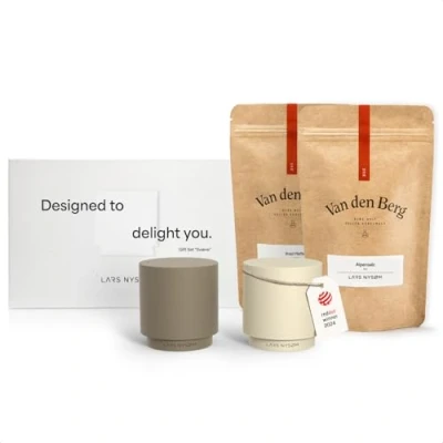 Abbildung von LARS NYSØM Geschenkset mit Salz und Pfefferstreuer &amp; Gewürze Mini Designer Salzstreuer feinstem Alpensalz Brasil Pfeffer in ansprechender Geschenkbox (Brown/Beige)