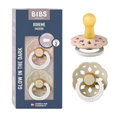 Abbildung von BIBS Boheme Glow Schnuller 2er Pack. BPA frei. Leuchtet im Dunkeln., Kirschform Nippel. Naturkautschuk/Latex, Hergestellt in Dänemark. 6 18 Monate (2er Pack), Blush Glow/Vanilla