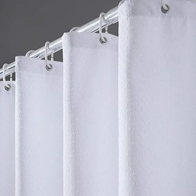 Abbildung von Furlinic Duschvorhang Weiß 180x180, Textiler Badvorhang aus Polyester Stoff Antischimmel wasserdicht Waschbar für Badewanne und Dusch, Netzmuster mit 12 Duschvorhangringe.