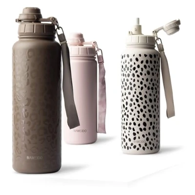 Abbildung von MAMEIDO Thermosflasche mit Strohhalm 700ml, auslaufsichere Trinkflasche Edelstahl isoliert, Wasserflasche Trageschlaufe, Isolierflasche BPA frei (Wild Allure, 0,7l)