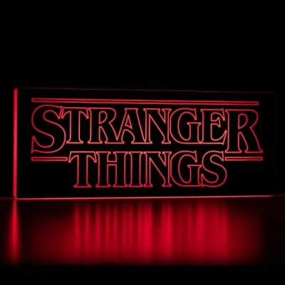 Abbildung von Paladone Stranger Things Logo Leuchte Offiziell lizenziertes Netflix Merchandise, Wandmontierbar oder freistehend mit 2 Lichtmodi, Batterie USB betrieben