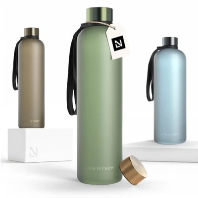 Abbildung von LARS NYSØM Trinkflasche 1l Wasserflasche Ultraleichte Tritan Sport Flasche auslaufsicher, Kohlensäure geeignet für Sport, Büro, Yoga 2 Deckel inkludiert (Sage Green, 1000ml)
