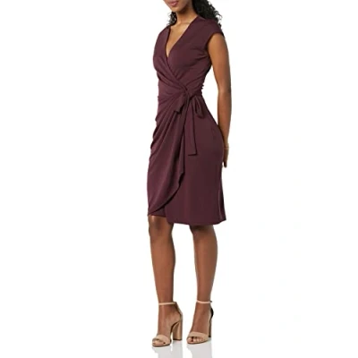Abbildung von Amazon Essentials Damen Klassisches Wickelkleid mit Flügelärmeln (erhältlich in Übergröße), Burgunderrot, XL