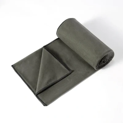 Abbildung von Amazon Basics Handtuch für Hot Yoga, weiche Mikrofaser, rutschfest, saugfähig, 188 cm x 61 cm, grau