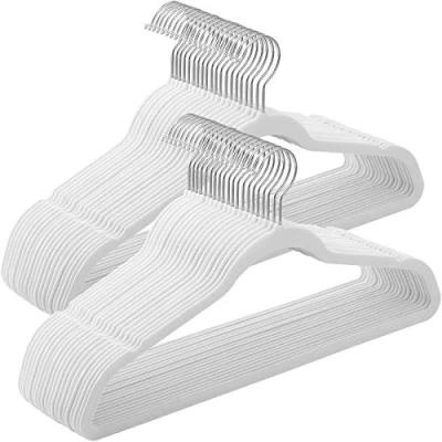 Abbildung von SONGMICS Kleiderbügel Samt, 50er Set, Jackenbügel, 41,5 cm breit, Anzugbügel, dünn, gut belastbar, um 360 drehbarer Haken, für Mäntel, Hemden und Anzüge, Weiß Silber CRF026W04