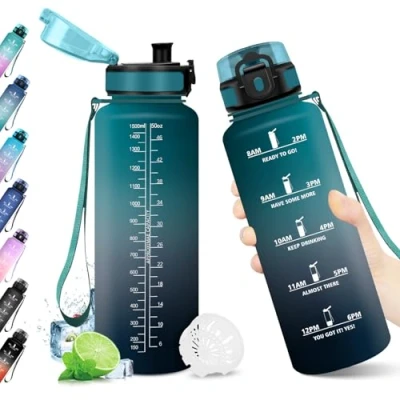 Abbildung von Trinkflasche 1.5L, Auslaufsicher, BPA frei, Sport Wasserflasche, mit Filter und Zeitmarkierung, Ideal für Gym, Yoga, Camping, Fahrrad, Schule, Büro, Erwachsene, Kohlensäure geeignet