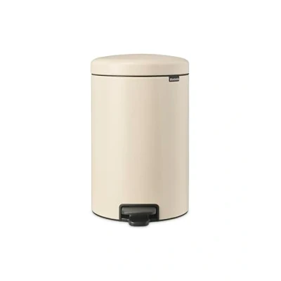 Abbildung von Brabantia NewIcon Treteimer 20L Medium Abfalleimer für Küche oder Schlafzimmer Sanft Schließender Deckel Leichte Pedalbedienung Entnehmbarer Inneneimer Soft Beige 29 x 38 47 cm