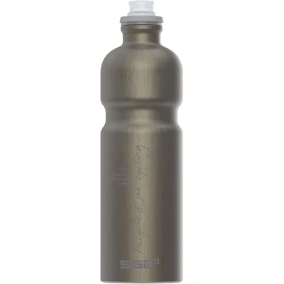 Abbildung von SIGG Move MyPlanet™ Smoked Pearl Fahrradflasche (0.75 L), klimaneutrale und auslaufsichere Fahrrad Trinkflasche, federleichte Sportflasche aus Aluminium, Made in Switzerland