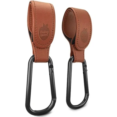 Abbildung von Baby Uma Lederoptik Kinderwagen Haken für Taschen (2 Stück) Universelle Karabinerhaken groß, Karabiner Kinderwagen, Anhänger, Taschenhalter Zubehör (Braun)