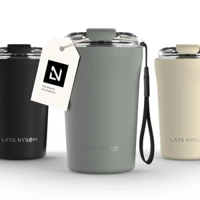 Abbildung von LARS NYSØM Thermo Kaffeebecher to go mit Trageschlaufe &amp; Tritan Deckel Travel Mug 0,38 Liter Isolierung Auslaufsicherer Edelstahl Thermobecher für Café Tee (Ash Gray, 380ml)